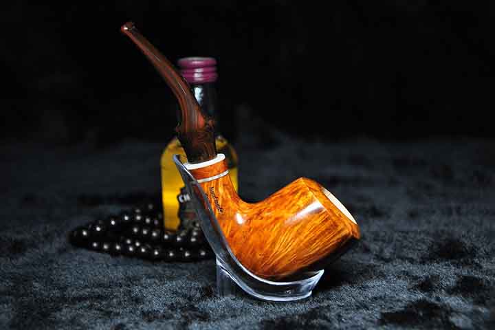 Existem diversos tipos de cachimbos, como os clássicos de madeira briar, os de argila tradicional e os de espuma do mar (meerschaum). Cada um oferece estilos de fumo diferentes, sendo escolhidos por estética, durabilidade e impacto no sabor do tabaco.