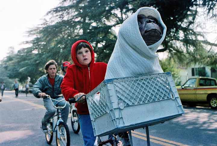 A propósito, o enredo traz uma amizade incomum entre um menino e o “E.T”, que ficou preso na Terra. O garoto é Elliot, representado por Henry Thomas. 