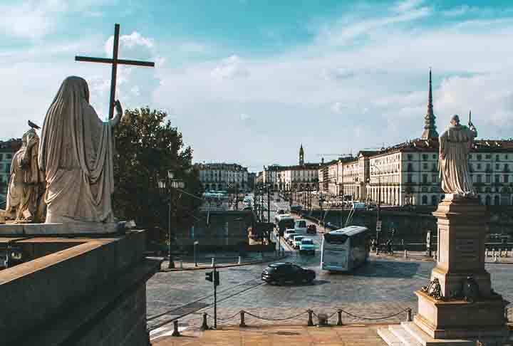 No centro da cidade, há locais para passeios, com vias fechadas para o trânsito. Com isso, existem uma variedade de restaurantes ao ar livre, assim como feiras de antiguidades e de pequenos produtores nas praças, além de barracas de artesãos.