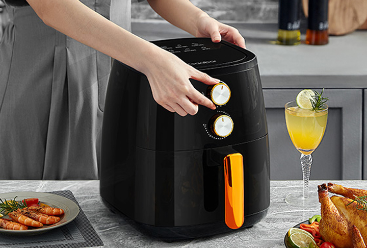 Além de seguir as orientações de limpeza, é importante também ter cuidado com os riscos de acidentes ao manusear a air fryer. Como o aparelho atinge altas temperaturas (geralmente acima de 200°C), o risco de queimaduras é alto. 