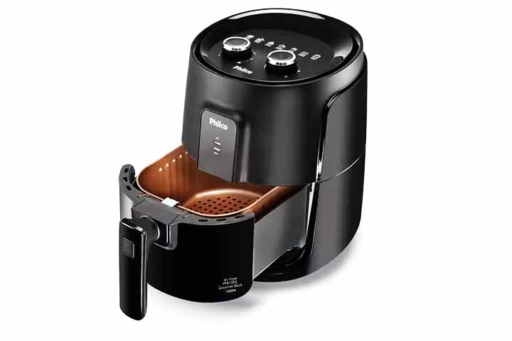 Se o cesto estiver muito sujo, é recomendável deixá-lo de molho em água quente com detergente por cerca de uma hora. Use a parte amarela da esponja para esfregar o cesto sem riscar o material. 