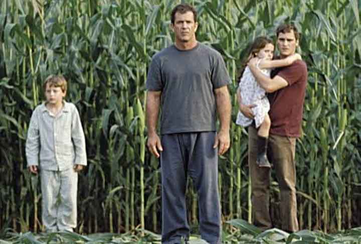 O ponto principal da trama envolve a descoberta de círculos no milharal do ex-pastor Graham Hess, representado por Mel Gibson. Gradualmente ele percebe que são indícios da presença de alienígenas na Terra. Joaquin Phoenix atuou como Merrill, irmão mais novo de Hess.