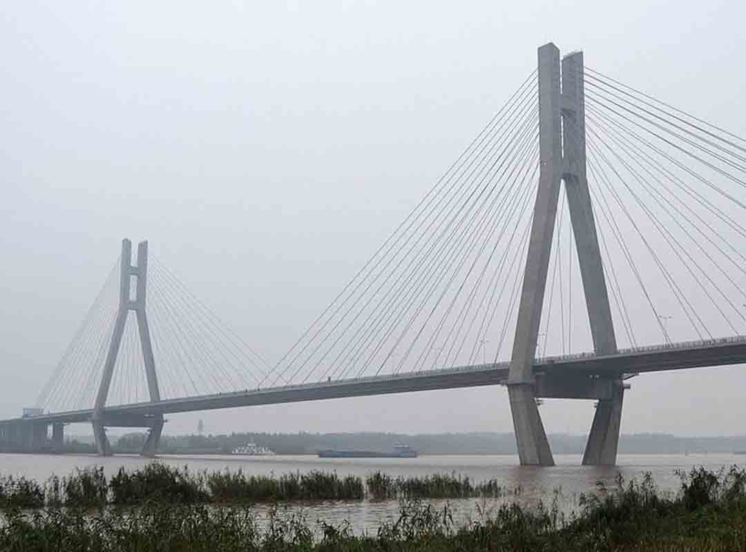 Runyang, China: Concluída em 2005, foi a ponte mais longa do mundo por três anos, e ainda hoje é a segunda ponte estaiada mais longa do mundo, ficando atrás apenas da Ponte Sutong, também na China.