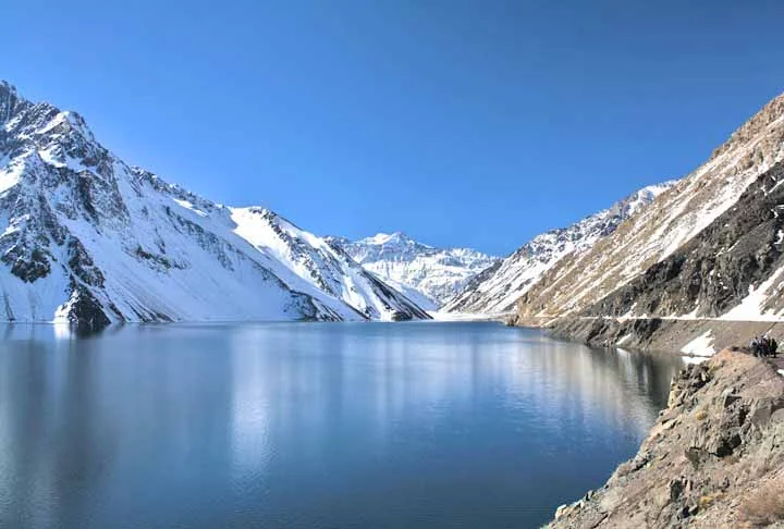 A cerca de 100 km da capital, o Cajón del Maipo é um cânion na região metropolitana de Santiago. Sua principal paisagem é o Embalse el Yeso, um grande lago cercado pelos Andes, com tons de azul e verde, montanhas branquinhas (dependendo da estação da visita) ou com resquícios do inverno no cume.