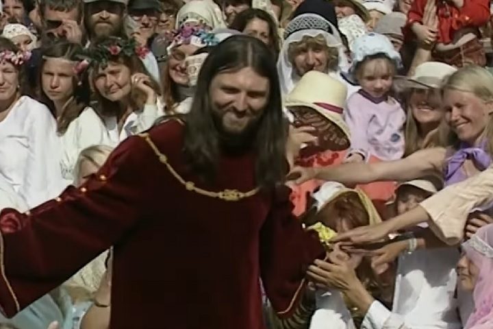 De acordo com a agência estatal RIA, o grupo causou danos morais a 16 pessoas, ferimentos graves a seis e lesões moderadas a uma outra vítima. 