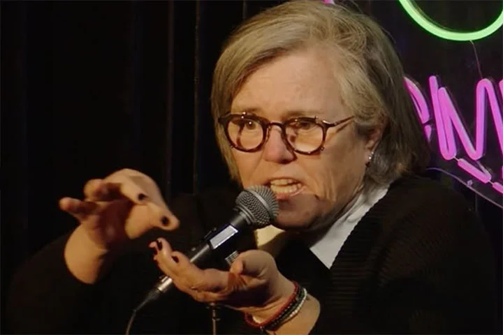 Desde que voltou à presidência dos Estados Unidos, Donald Trump tem chamado a atenção por declarações e atitudes polêmicas e controversas. Entre elas, está a curiosa ameaça à cidadania Rosie O'Donnell após receber críticas públicas da atriz e apresentadora norte-americana.