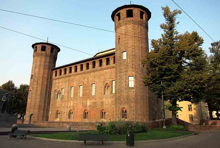 Turim é a casa da história da dinastia Saboia (família real italiana de 1861), que deixou como legado um conjunto arquitetônico tão bonito que foi tombado como Patrimônio Mundial. 