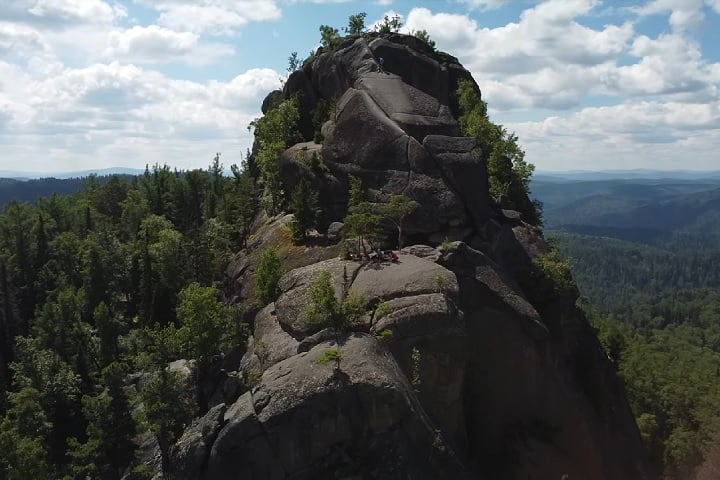 Outro destaque de Krasnoyarsk são suas belezas naturais, principalmente pelo Parque Nacional Stolby, um dos destinos mais visitados da Sibéria.