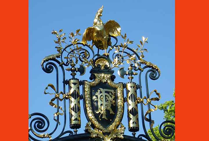 Paris (França) - Galo: O galo é um símbolo nacional da França, associado à vigilância e à coragem. Sua presença na heráldica parisiense remonta ao período medieval.