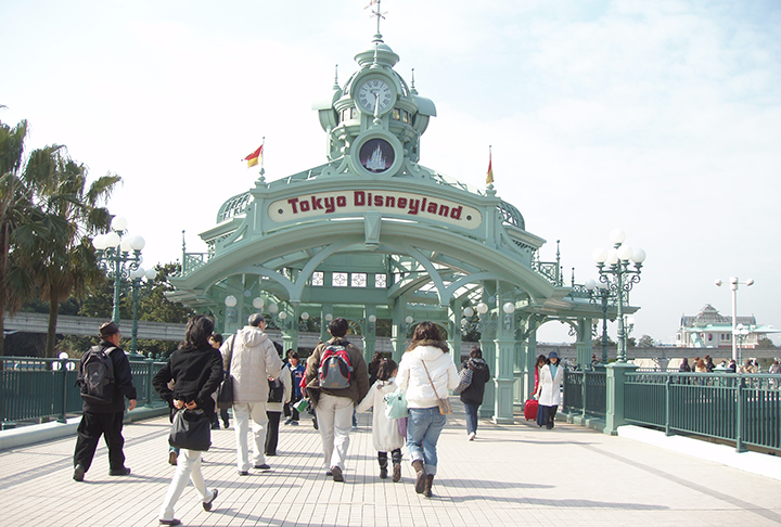 Tokyo Disneyland, em Tóquio, no Japão -  Inaugurada em 1983 em Urayasu, próximo a Tóquio, é o primeiro parque da Disney fora dos Estados Unidos. Parte do Tokyo Disney Resort, inclui o parque irmão Tokyo DisneySea,  Além das áreas de entretenimento, a Disney de Tóquio tem hotéis temáticos. 