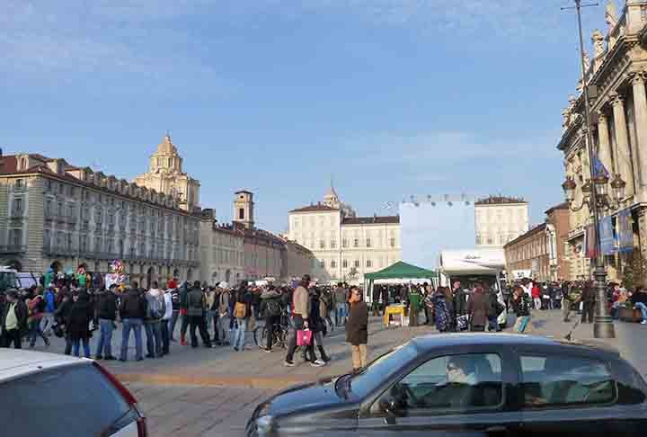 Turim tem poucos hotéis de luxo, porém há um grupo de propriedades da NH Hotels, uma marca europeia em rápido crescimento.  O Ristorante Carlina no hotel NH Piazza Carlina é um dos melhores de Torino, com  uma carta de vinhos piemonteses.