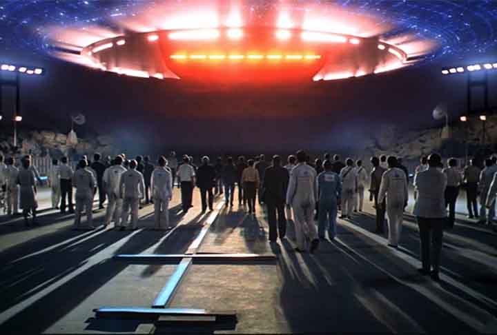 Richard Dreyfuss é o ator principal, no papel de Roy Neary, um eletricista que reside em Indiana e tem sua vida transformada com a chegada de uma nave de extraterrestres. 