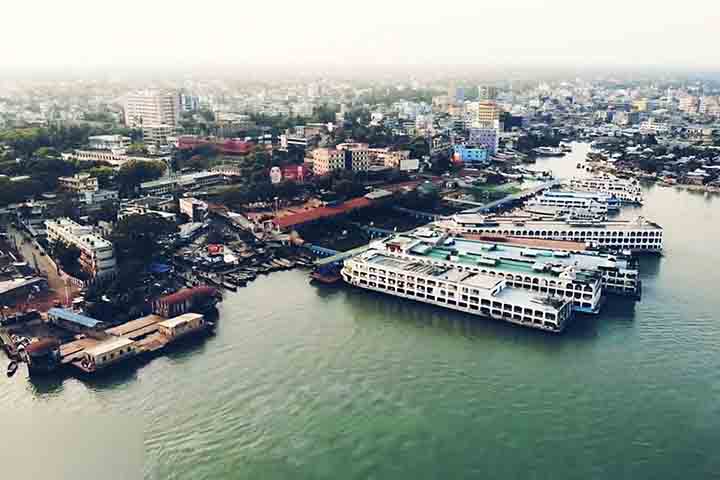 Após a independência, Bangladesh foi inicialmente declarado um Estado secular. Contudo, em 1975, Sheikh Mujibur Rahman foi assassinado, levando a um golpe militar. Nas décadas seguintes, governos militares consolidaram o islamismo como parte do Estado. Em 1988, o islamismo foi oficialmente declarado a religião do país.