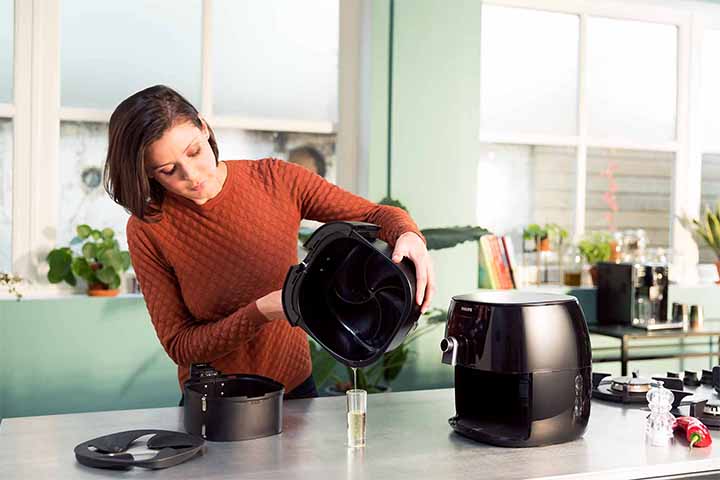 Para evitar esse problema, é essencial fazer uma limpeza rigorosa do cesto e das partes internas do aparelho com água morna e sabão após cada uso. Nunca reutilize utensílios sem lavá-los corretamente e preste atenção aos resíduos de alimentos no equipamento, realizando uma limpeza profunda sempre que necessário.