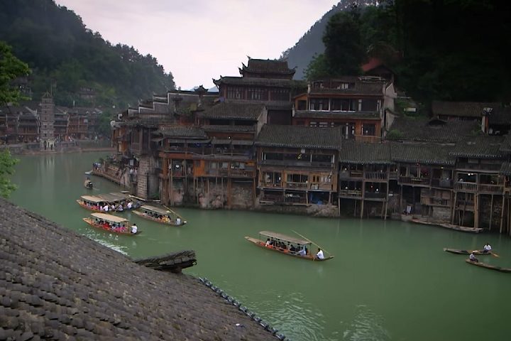 Com aproximadamente 68 milhões de habitantes, a província de Hunan é um lugar cercado por paisagens montanhosas.