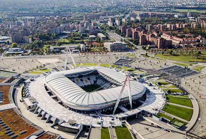 Turim abriga dois estádios de futebol, que pertencem a dois grandes times da região: Juventus e Torino, A Velha Senhora, por sinal, é forte no cenário mundial, enquanto o Granata tem rica história neste esporte.