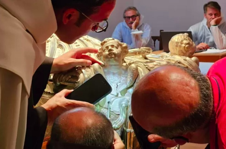 Cientistas e médicos italianos estiveram envolvidos no procedimento, cujo propósito é examinar as relíquias de Santa Teresa, incluindo seu corpo, coração, um braço e uma mão.
