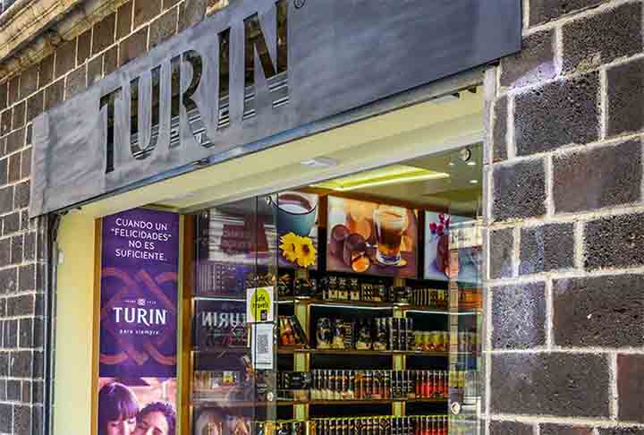 A cidade é considerada a capital italiana do “aperitivo“, uma tradição local que acontece todas as noites, aproximadamente das 16h às 19h. Durante esse período, os bares oferecem pequenos pratos acompanhados de bebidas por preços reduzidos. 