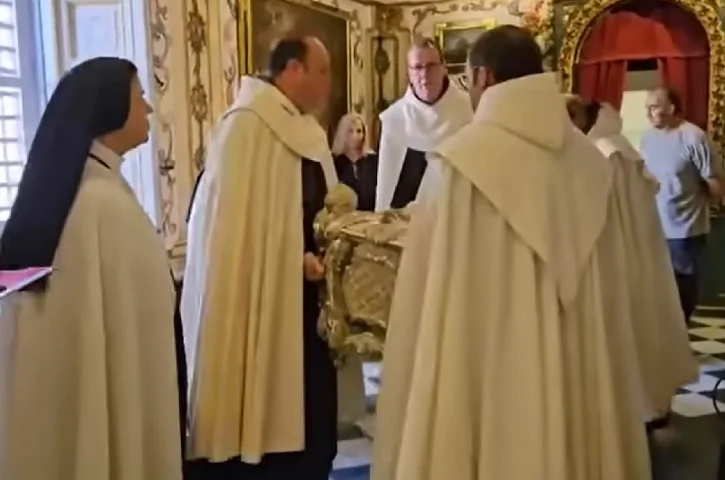 Não há cor, porque a pele está mumificada, mas é visível, especialmente na metade do rosto. É possível ver bem. Os médicos especialistas conseguem ver quase claramente o rosto de Teresa”, comentou o padre Marco Chiesa, postulador geral da Ordem dos Carmelitas Descalços.