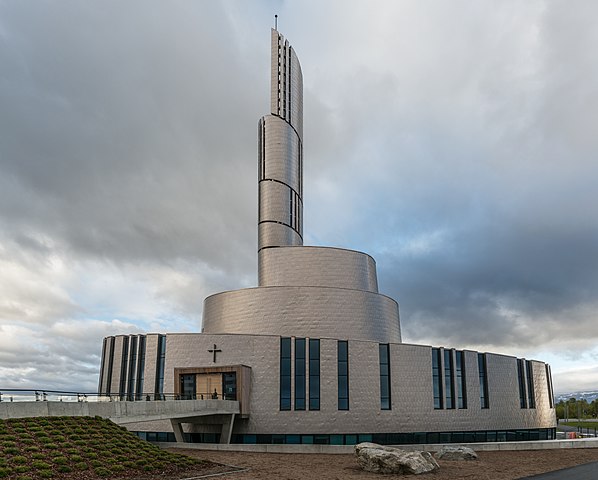 Uma igreja na Noruega foi construída num formato especial para lembrar um fenômeno da natureza que atrai os olhares no país. A Catedral da Aurora Boreal se destaca por uma grande espiral com um campanário. 