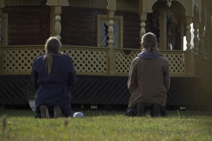 Em 2017, um documentário da BBC revelou práticas polêmicas da seita, incluindo o ensino de meninas para se tornarem futuras noivas de homens dignos.