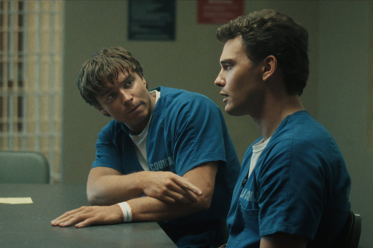 Esta série sobre um crime real examina as vidas dos irmãos Menendez, condenados pelo assassinato brutal dos pais em 1989.