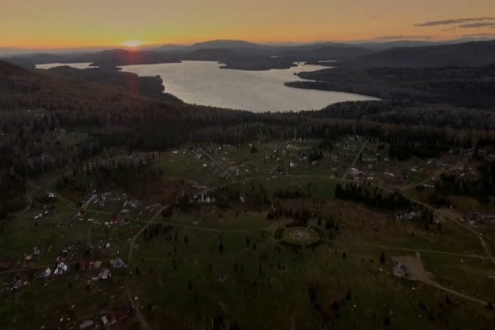 No período pós-União Soviética, o homem, que hoje tem 64 anos, atraiu milhares de adeptos para uma comunidade isolada chamada Morada da Aurora ou Cidade do Sol.