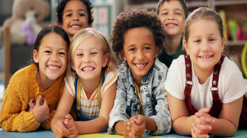 Amizades na infância estimulam a cooperação e ajudam na construção da identidade das crianças (Imagem: PeopleImages.com - Yuri A | Shutterstock)