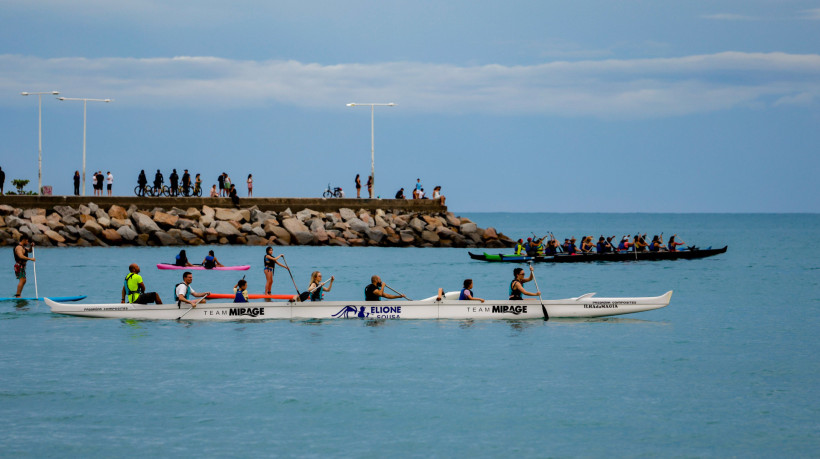 Prática de canoagem movimenta orla de Fortaleza e promove bem-estar
