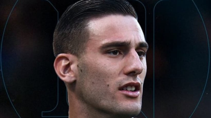 Atacante italiano de 24 anos assina até 2030 após se destacar pela Udinese; clube superou concorrência de Atalanta e Milan