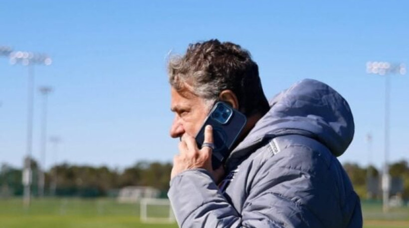 Com Cédric criticado e sem concorrência, clube acelera procura por ala ofensivo para o esquema de Hernán Crespo

