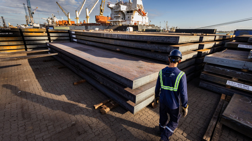 Fortaleza, CE, BR 17.07.25 Operações de carga no Porto do Pecém - barras de ferro para exportação (Fco Fontenele/O POVO)