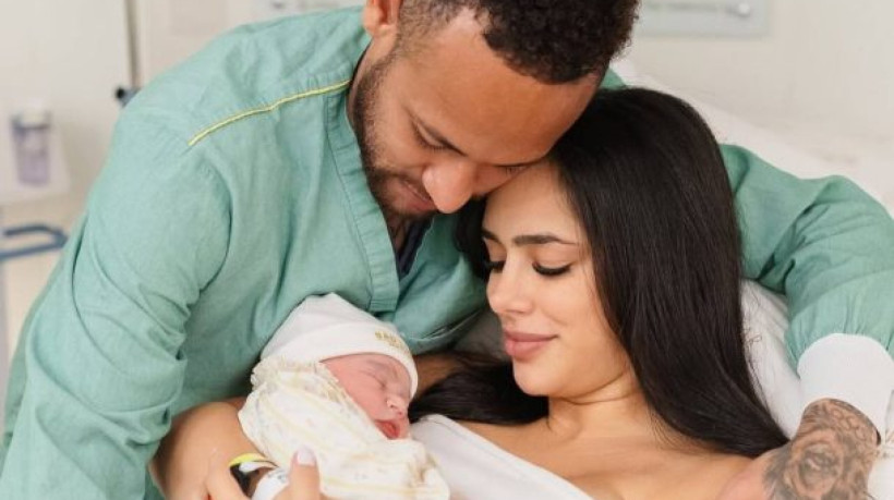 Influencer publicou foto com recém-nascida nas redes sociais e seguidoras reagiram; Caçula é a quarta filha do jogador 