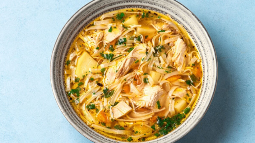 Sopa de macarrão com frango e legumes (Imagem: Oksana Mizina | Shutterstock)