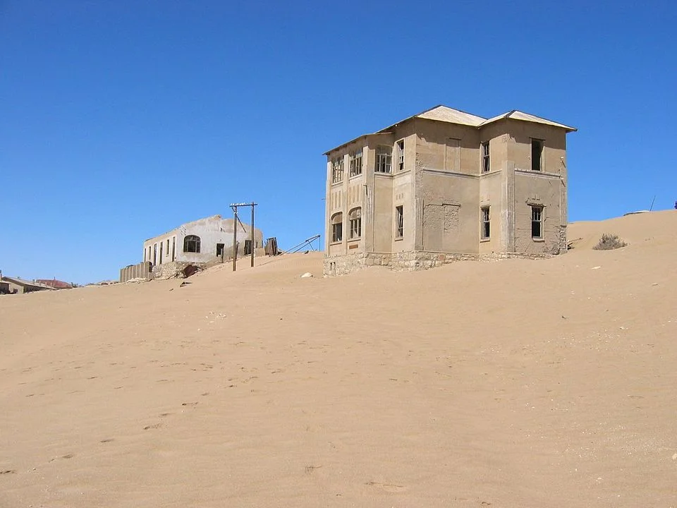 Kolmanskop (Namíbia) - Construída por alemães em 1908, a 10 km da cidade portuária de Lüderitz. O objetivo era a exploração de diamantes. Em 1917, era responsável por 12% da produção de diamantes no mundo. 