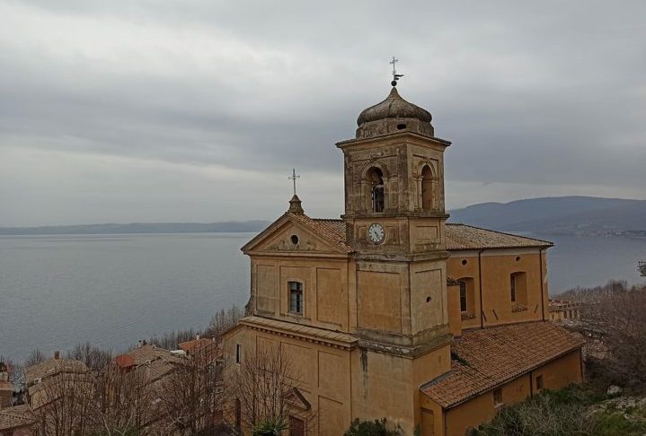 A Igreja de Santa Maria Assunta, construída no século XV sobre uma antiga estrutura românica, guarda afrescos renascentistas importantes. 