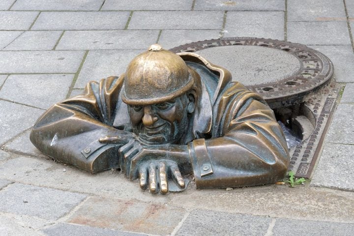 Cumil, Bratislava (Eslováquia):  Chamada Cumil, que significa observador em eslovaco, estátua de um trabalhador relaxando em um esgoto e observando a rua tornou-se uma popular atração turística. Alguns acreditam que tocar seu capacete realiza desejos...