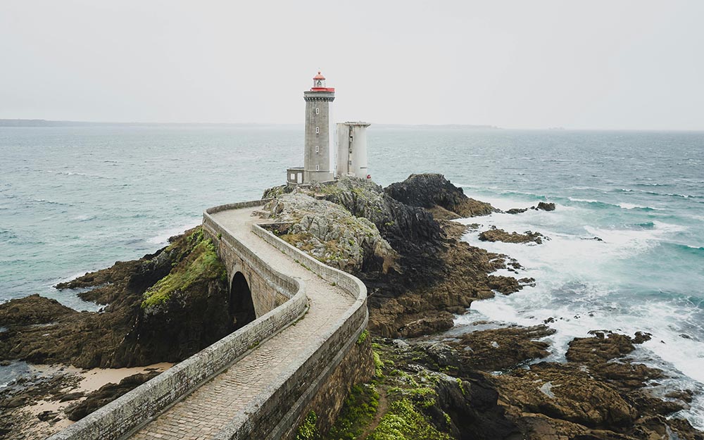 Bretanha (França) – Região de forte herança celta, distinta do restante da França, com idioma próprio, o bretão. Festivais de música e dança celta são comuns. A culinária é famosa por seus crepes e frutos do mar, especialmente na cidade de Saint-Malo.
