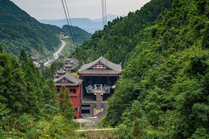 Situada próxima à cidade de Zhangjiajie, a montanha é rodeada por florestas, penhascos e névoa, criando um cenário misterioso.