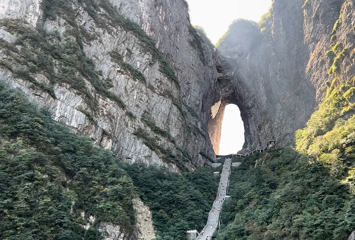 A fenda tem cerca de 131 metros de altura e uma largura de aproximadamente 57 metros. É uma das maiores aberturas de cavernas naturais do mundo.