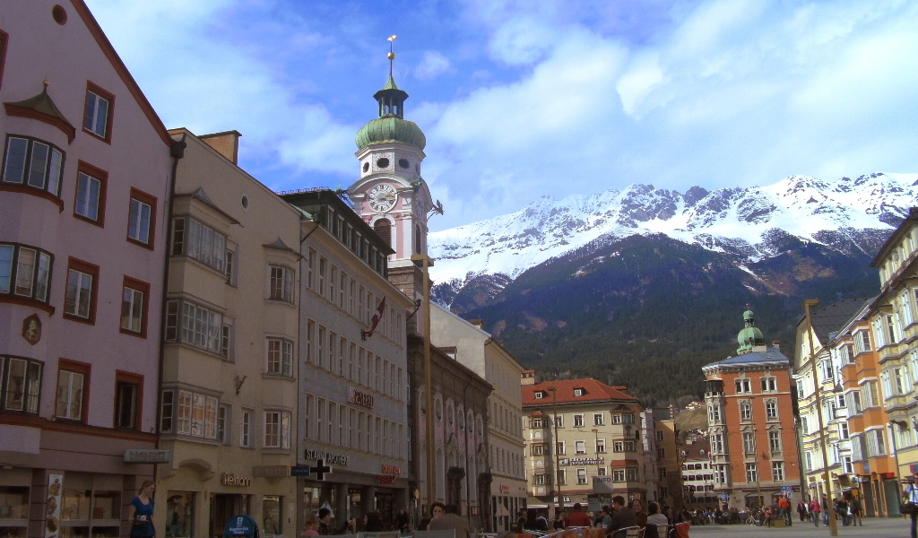 Tirol (Áustria/Itália) – Situado nos Alpes, compartilha história e cultura entre Áustria e Itália, mantendo costumes alpinos e o dialeto tirolês. A cidade de Innsbruck é um polo de esportes de inverno. O Tirol do Sul, na Itália, tem maioria falante de alemão, reforçando sua identidade distinta