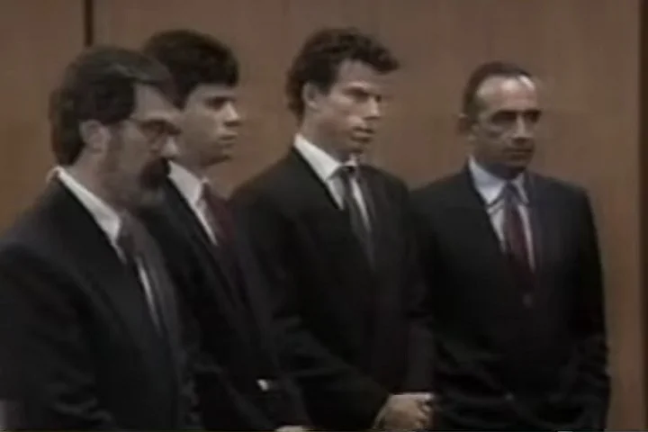 Em 2023, os advogados dos irmãos trouxeram à tona novas evidências que, segundo eles, comprovam os abusos perpetrados por José Menendez, incluindo uma carta que Erik havia escrito para uma prima.