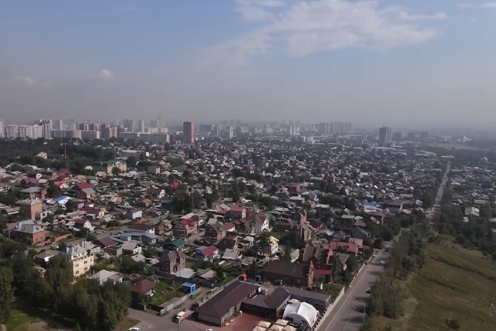 A cidade também serve como um importante hub de transporte na Ferrovia Transiberiana, conectando o leste e o oeste da Rússia.