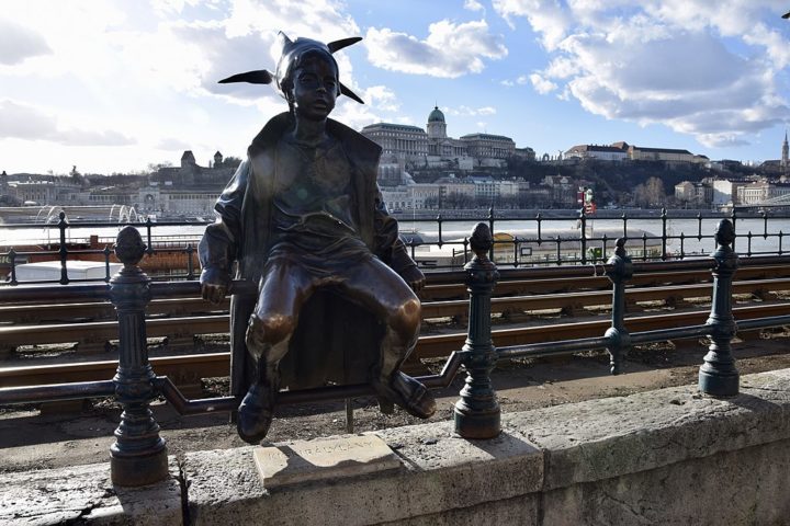 Estátua da Pequena Princesa, Budapeste (Hungria): Situada às margens do rio Danúbio, esta estátua foi criada por László Marton, inspirado por sua filha mais velha, que na infância adorava se vestir de princesa. Há uma crença de que tocar nos joelhos dela traz boa sorte, uma prática comum entre os turistas.