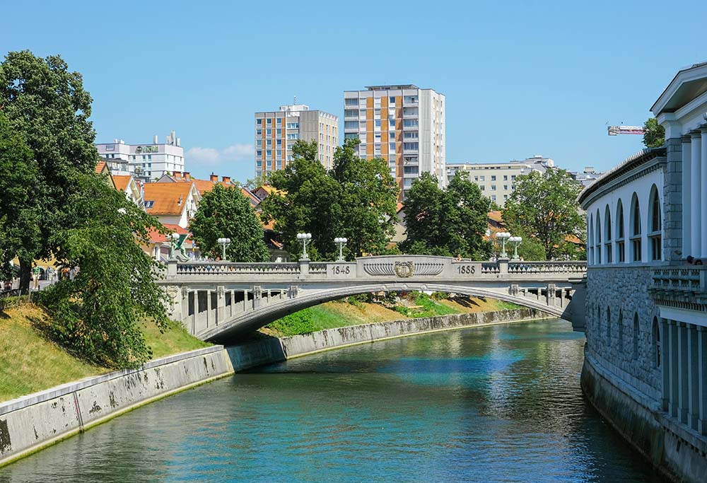 Ljubljana (Eslovênia) – A cidade recebe chuvas frequentes devido às massas de ar úmido dos Alpes. Isso mantém sua natureza exuberante, mas enchentes podem ocorrer no outono.