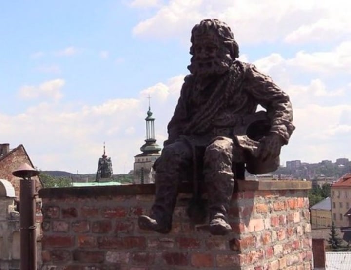 O Limpador de Chaminés, Lviv (Ucrânia): No topo do restaurante Casa de Leyendas há uma estátua que representa o antigo proprietário e que, segundo a lenda, ainda protege o local. Segundo a tradição, ao chegar ao telhado, deve-se colocar uma moeda no chapéu dele para atrair sorte.