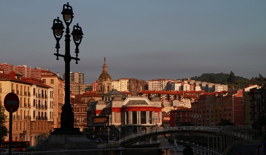 País Basco (Espanha/França) – Região dividida entre dois países, mantém sua língua ancestral, o euskera, e costumes únicos. Cidades como Bilbao e San Sebastián misturam modernidade e tradição. A gastronomia basca é mundialmente famosa, com pintxos e vinhos exclusivos.