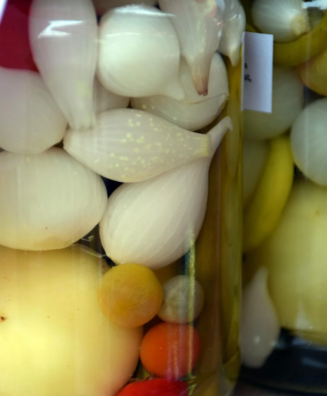 Picles podem ser servidos como acompanhamento, entrada ou condimento. Valem como contraste ácido e crocante para carnes, pratos gordurosos ou queijos.
