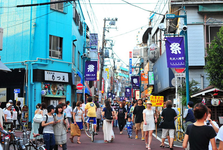 O segundo lugar é de Shimokitazawa, que fica em Tóquio. O bairro mistura o que há de mais moderno e antigo da capital japonesa, tem uma pegada vintage, mas muitos teatros e cinemas. Tem restaurantes e choperias de todos os jeitos. 