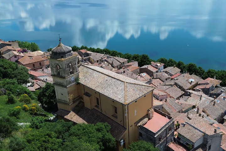 Com uma população de aproximadamente 5.800 mil habitantes, Trevignano Romano é uma pequena e charmosa cidade localizada na região do Lácio, na Itália, a aproximadamente 40 km ao norte de Roma.